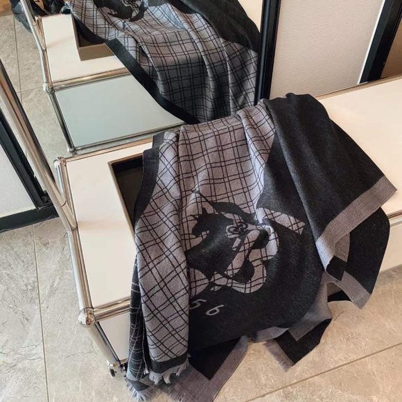 ๐โจAUTHENTICโจ๐Burberry scarf - Picture 3 of 4